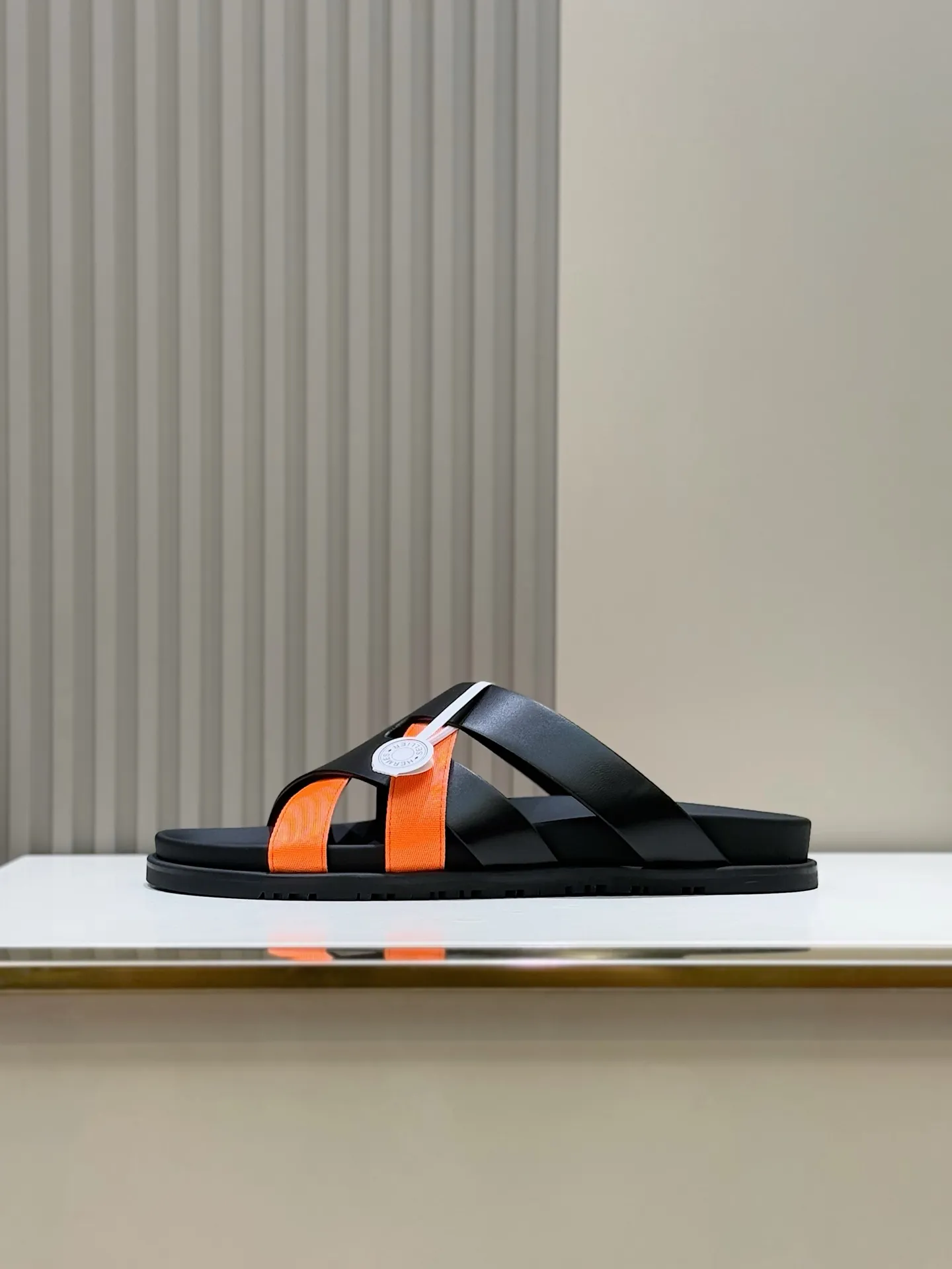 Batch 280 Hermes men's Kazimir slippers - top quality woven calfskin functional sandals, with interwoven uppers inspired by the "H" iconic pattern to create a casual look, perfect for summer. Imported cowhide + cowhide lining + rubber outsole Size: 38-44 (.45.46 customized)